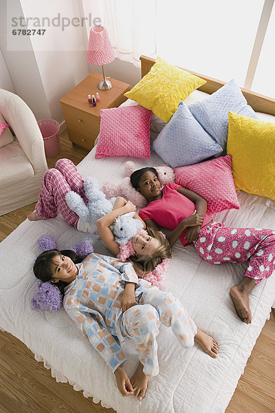 liegend  liegen  liegt  liegendes  liegender  liegende  daliegen  Party  Bett  dösen  3  Mädchen  10-11 Jahre  10 bis 11 Jahre