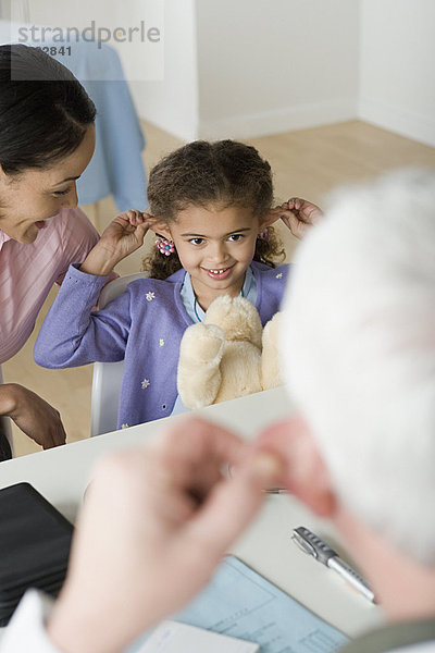 Büro  10-11 Jahre  10 bis 11 Jahre  Arzt  Mädchen  Mutter - Mensch