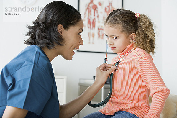 Arzt  10-11 Jahre  10 bis 11 Jahre  Mädchen  Untersuchung