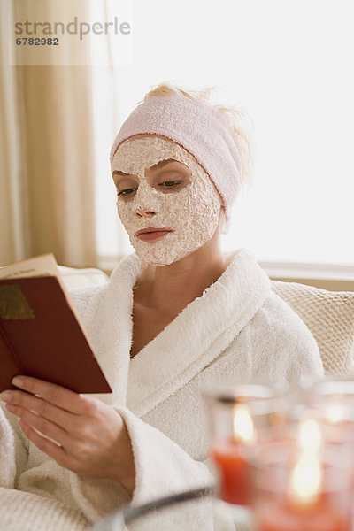 Frau mit Gesichtsmaske Buch zu lesen