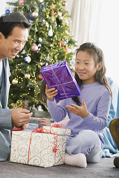 Menschlicher Vater Tochter auspacken Weihnachtsgeschenk