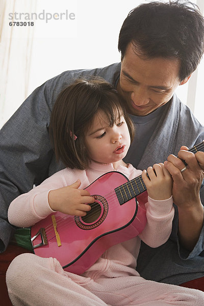 Menschlicher Vater  Gitarre  Tochter  spielen