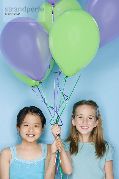 Portrait  Jugendlicher  Luftballon  Ballon  halten  2  Mädchen  Studioaufnahme  16-17 Jahre  16 bis 17 Jahre