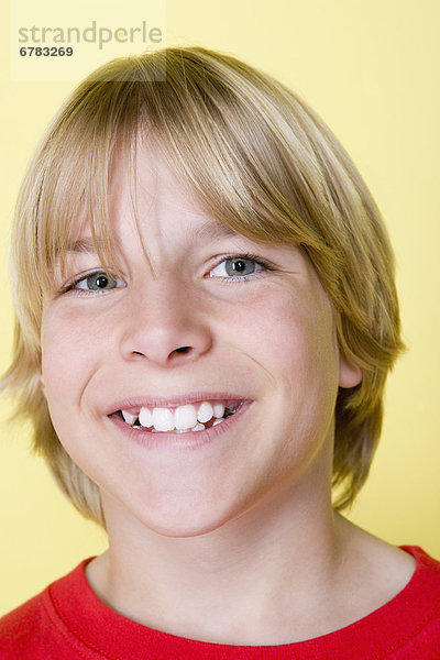 Portrait  Jugendlicher  lächeln  Junge - Person  Studioaufnahme  16-17 Jahre  16 bis 17 Jahre