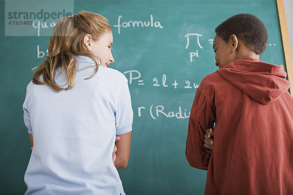 stehend  Junge - Person  frontal  Mädchen  Schreibtafel  Tafel  Formel