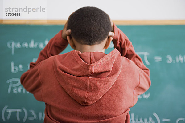 stehend  Enttäuschung  frontal  Grundschüler  Schreibtafel  Tafel