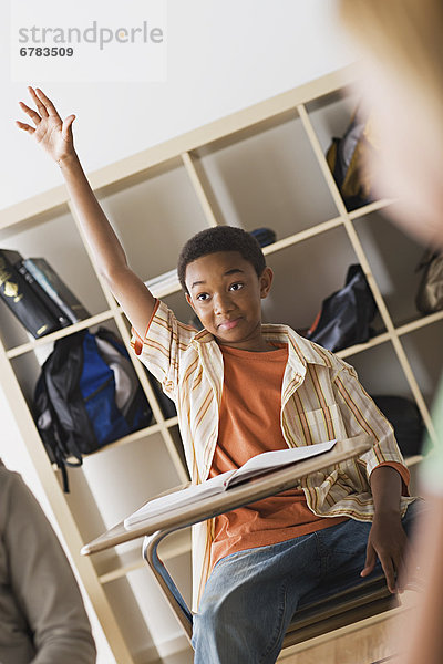 Junge - Person  aufwärts  Klassenzimmer