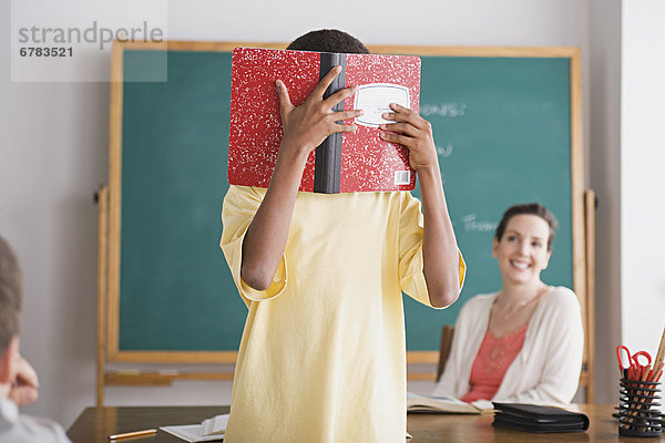 Buch  Junge - Person  Klassenzimmer  Taschenbuch  vorlesen