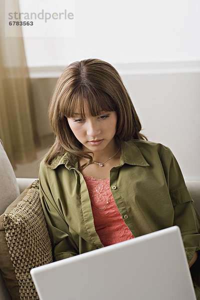 Interior zu Hause junge Frau junge Frauen benutzen Notebook