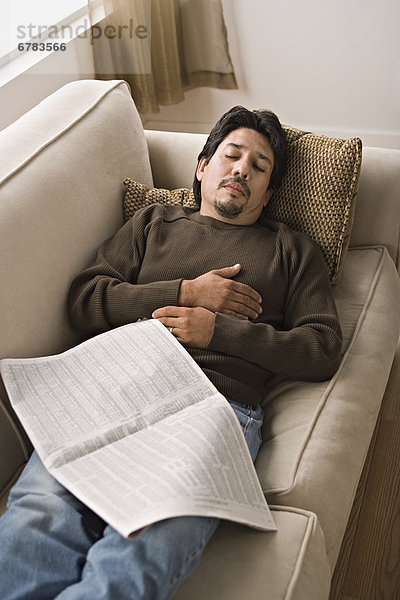 Mann  Couch  schlafen  reifer Erwachsene  reife Erwachsene  Zeitung