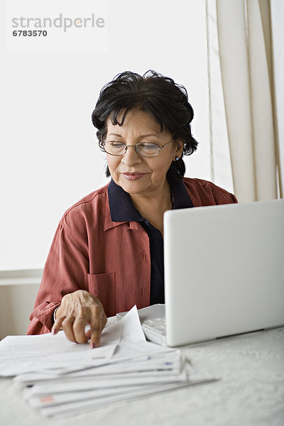 Seniorin benutzt Laptop