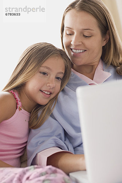 Mutter und Tochter mit Laptop