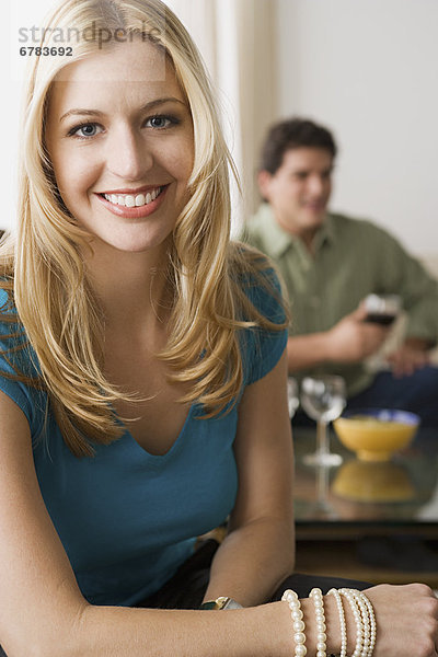 Portrait of smiling Woman mit Mann im Hintergrund