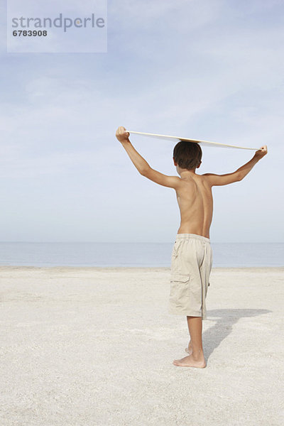 stehend  Strand  Junge - Person  über  halten  Bodyboard