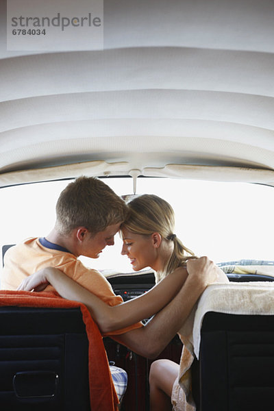 sitzend  Kleintransporter  Strand  jung  Lieferwagen