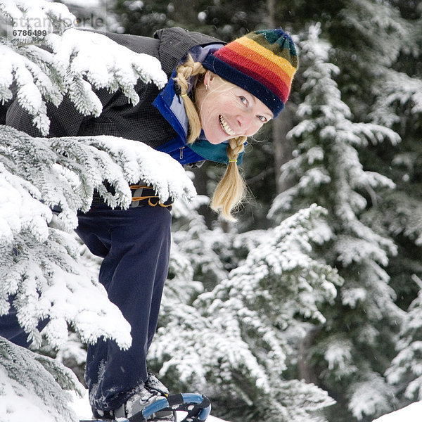 Frau  Winter  aufspüren  Baum  Kanada  Cypress Provincial Park  nachsehen