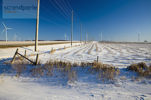 Windturbine Windrad Windräder Ländliches Motiv ländliche Motive Winter Fernverkehrsstraße vorwärts Ontario