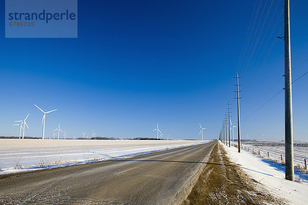 Windturbine Windrad Windräder Ländliches Motiv ländliche Motive Winter Fernverkehrsstraße vorwärts Ontario