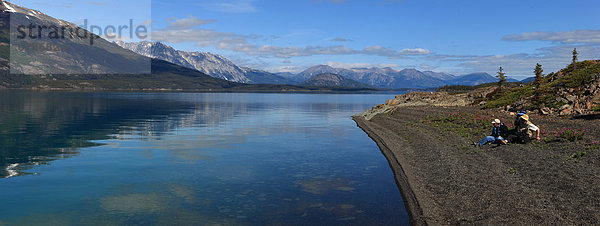 Wasserrand  sitzend  Mensch  Menschen  See  3  Atlin Provincial Park and Recreation Area  British Columbia  Kanada