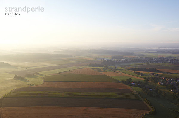 Feldlandschaft mit Dorf im Hintergrund  Baden-Württemberg  Deutschland  Luftbild