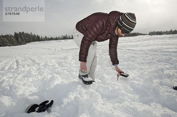 Frau  Sicherheit  suchen  Training  üben  Leuchtturm  Lawine  Bake  British Columbia  Kanada