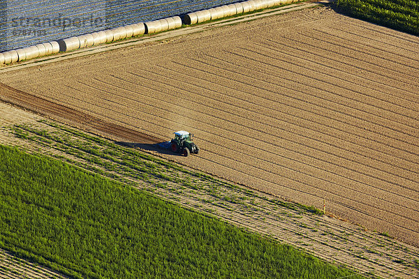 Traktor bei der Feldarbeit  Luftbild