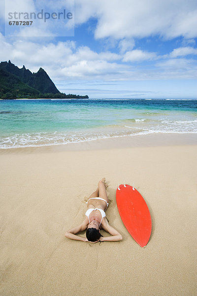 liegend  liegen  liegt  liegendes  liegender  liegende  daliegen  Frau  Strand  Surfboard  Hawaii  Kauai