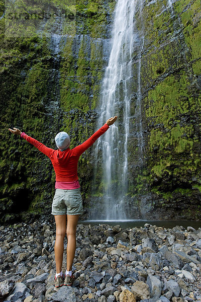 Hawaii  Maui  Waimoku Falls  weibliche Wanderer auf Basis der Wasserfall.