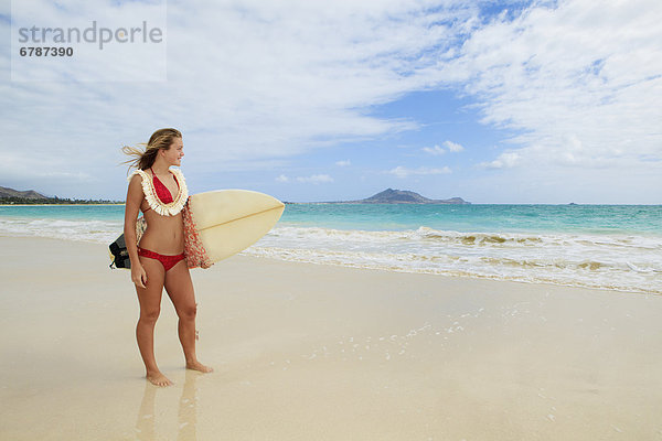 Hawaii  Oahu  Kailua Strand  Teenage Mädchen hält Surfbrett am Strand.