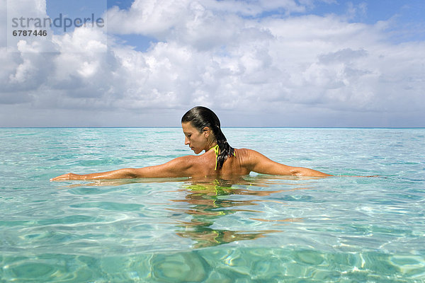 Frau entspannenden in tropischen Ozeanwasser.