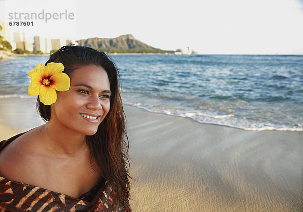 Hawaii  Oahu  schönen lokalen polynesische Frau lächelnd am Waikiki-Strand mit Diamantkopf im Hintergrund