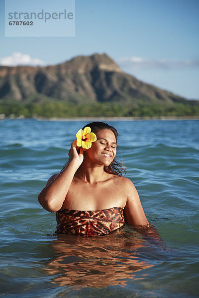 Hawaii  Oahu  Waikiki  schönen lokalen polynesische Frau in einen sonnigen Tag mit Diamantkopf im Hintergrund genießen Wasser