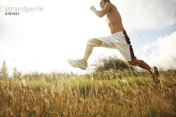 Hawaii  Oahu  Atheltic Male Joggen auf draußen Feld Gehweg Pfade