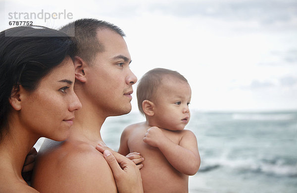 Hawaii  Oahu  Profil Porträt des jungen attraktive Familie von drei Blick auf den Ozean.