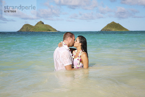 Oahu  Hawaii  Lanikai  junges Paar hält Eachother und küssen.