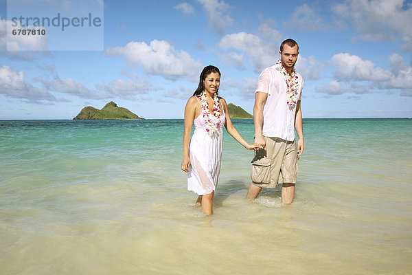 Oahu  Hawaii  Lanikai  junges paar Hände sowohl zu Fuß aus Wasser.