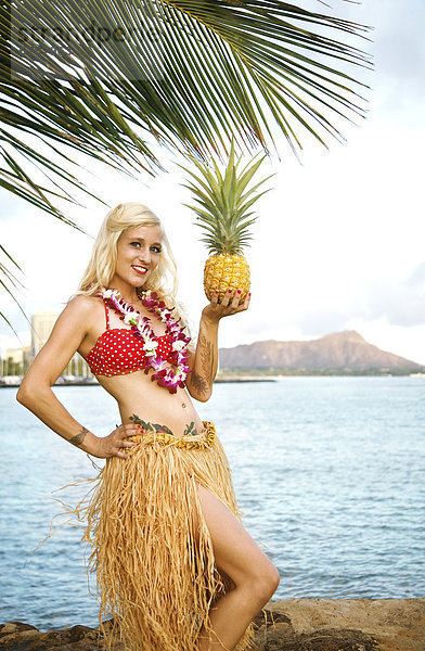 Frau  Lifestyle  Strand  Kleidung  halten  Retro  vorwärts  Ananas  Hawaii  Oahu  Waikiki