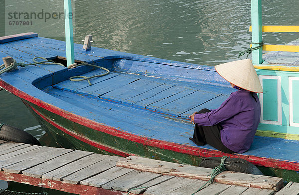 sitzend Portrait Frau Boot Dock angeln Seitenansicht vietnamesisch