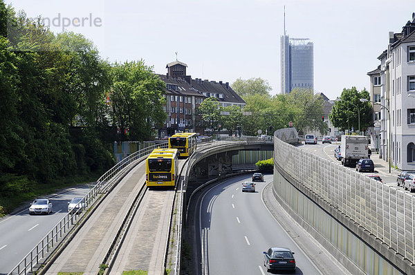 Autobahn A40  B1  Ruhrschnellweg  Busspur  Spurbus auf dem Mittelstreifen  Essen  Ruhrgebiet  Nordrhein-Westfalen  Deutschland  Europa  ÖffentlicherGrund