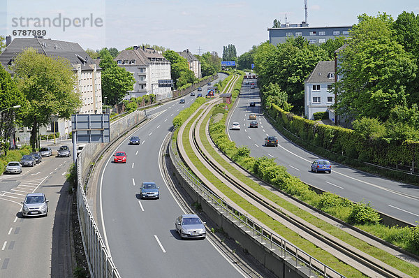 Autobahn A40  B1  Ruhrschnellweg  Busspur  Essen  Ruhrgebiet  Nordrhein-Westfalen  Deutschland  Europa  ÖffentlicherGrund