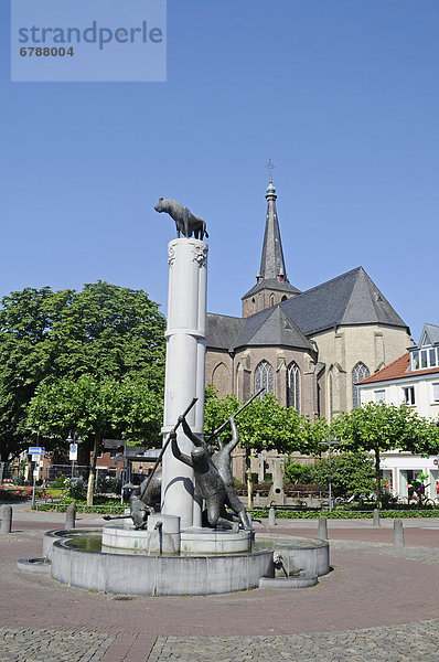 Drachenbrunnen  St Maria Magdalena Kirche  Marktplatz  Geldern  Niederrhein  Nordrhein-Westfalen  Deutschland  Europa  ÖffentlicherGrund