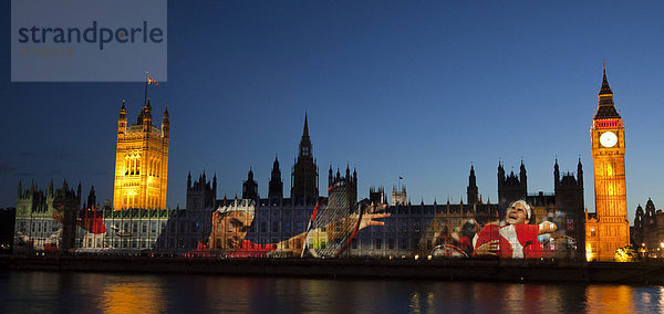 Ein riesiges Bild des Schweizer Tennisspielers Roger Federer wird auf die Fassade der Houses of Parliament für die Olympischen und Paralympischen Spiele 2012  London  England  Großbritannien  Europa projiziert