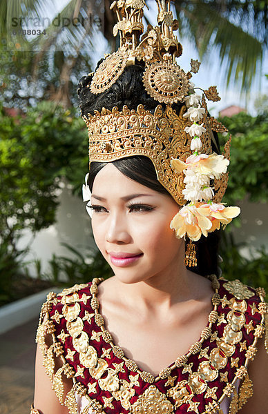hoch  oben  nahe  Frau  Kollege  Tradition  Tänzer  jung  Kleidung  Kambodscha  Siem Reap