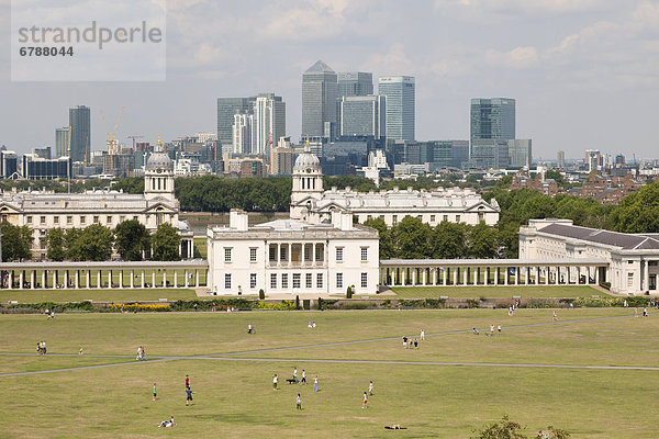 Blick von Greenwich über Queens House Royal Naval College und Canary Wharf  London  England  Großbritannien  Europa