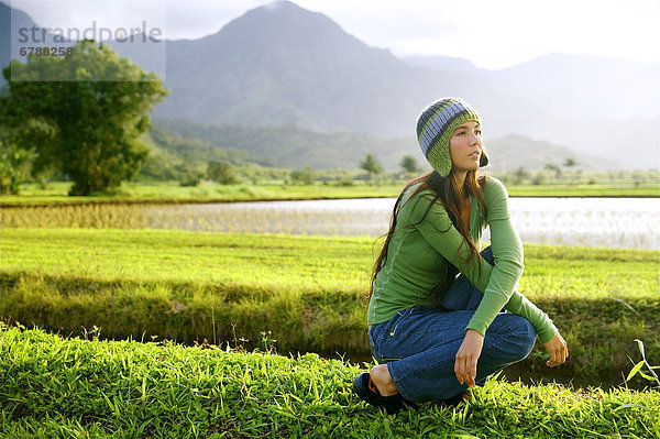 Hawaii  Kauai  Hanalei  schöne Mode Modell 0n eine grasbedeckte Feld.