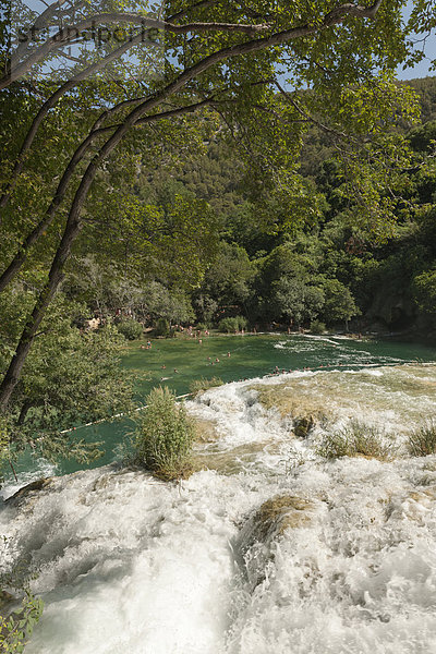 Badende unterhalb eines Wasserfalls  Nationalpark Krka  Kroatien  Südeuropa  Europa