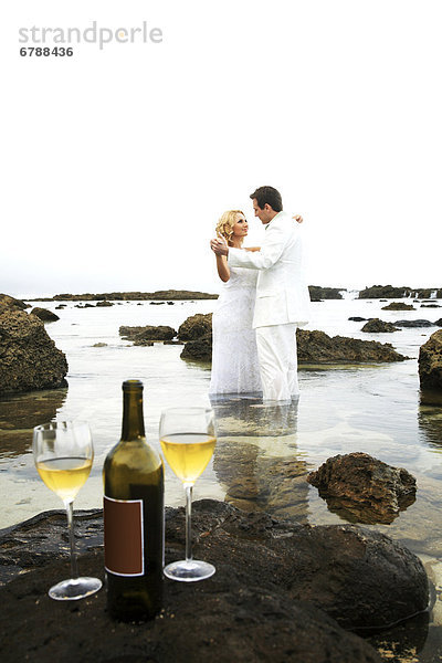 Felsbrocken Hochzeit Wein küssen Fokus auf den Vordergrund Fokus auf dem Vordergrund 2 Flasche Hawaii links Oahu