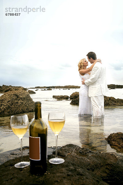 Felsbrocken Hochzeit Wein küssen Fokus auf den Vordergrund Fokus auf dem Vordergrund 2 Flasche Hawaii links Oahu