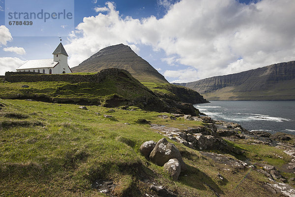 Kirche am Meer  Vidareidi  Färöer  Färöer-Inseln  Dänemark  Nordeuropa  Europa