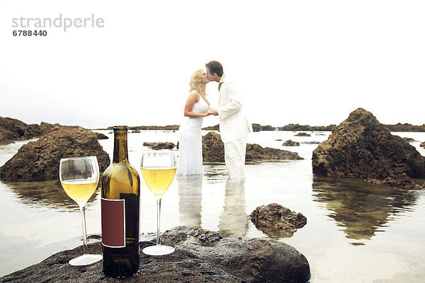 Felsbrocken Hochzeit Wein küssen Fokus auf den Vordergrund Fokus auf dem Vordergrund 2 Flasche Hawaii links Oahu